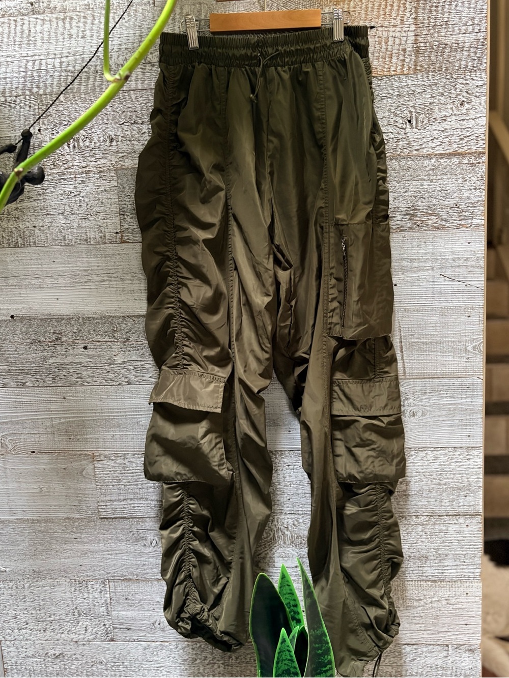 Refuge | Sporty Y2K Ruched Pull-On Loose Cargo Joggers - Women's M, Olive/Khaki